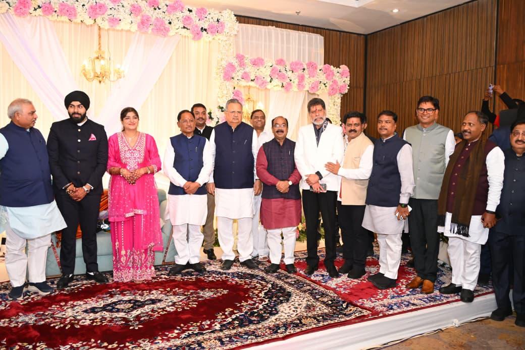 drramansingh's tweet image. आज बिलासपुर में माननीय मुख्यमंत्री श्री @vishnudsai जी समेत कैबिनेट के साथीगण और भाजपा के पदाधिकारियों के साथ पहुँचकर छत्तीसगढ़ राज्य अक्षय ऊर्जा विकास अभिकरण (CREDA) के अध्यक्ष श्री भूपेंद्र सवन्नी जी की सुपुत्री के विवाह कार्यक्रम में शामिल हुआ।

इस शुभ अवसर पर वर–वधू को…