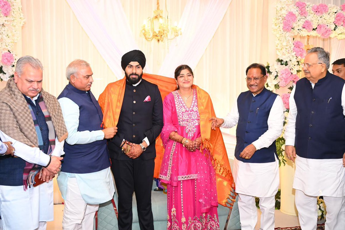 drramansingh's tweet image. आज बिलासपुर में माननीय मुख्यमंत्री श्री @vishnudsai जी समेत कैबिनेट के साथीगण और भाजपा के पदाधिकारियों के साथ पहुँचकर छत्तीसगढ़ राज्य अक्षय ऊर्जा विकास अभिकरण (CREDA) के अध्यक्ष श्री भूपेंद्र सवन्नी जी की सुपुत्री के विवाह कार्यक्रम में शामिल हुआ।

इस शुभ अवसर पर वर–वधू को…