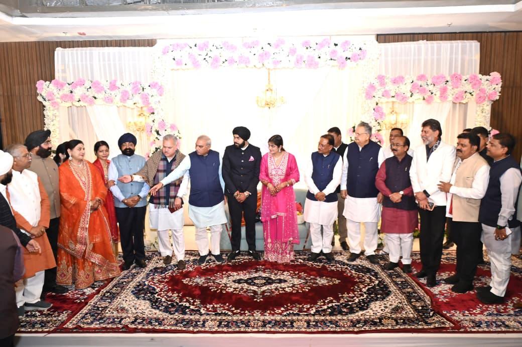 drramansingh's tweet image. आज बिलासपुर में माननीय मुख्यमंत्री श्री @vishnudsai जी समेत कैबिनेट के साथीगण और भाजपा के पदाधिकारियों के साथ पहुँचकर छत्तीसगढ़ राज्य अक्षय ऊर्जा विकास अभिकरण (CREDA) के अध्यक्ष श्री भूपेंद्र सवन्नी जी की सुपुत्री के विवाह कार्यक्रम में शामिल हुआ।

इस शुभ अवसर पर वर–वधू को…