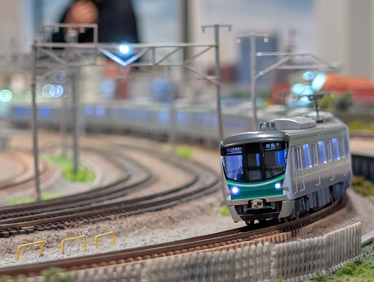 TX2000tukuba's tweet image. KYOの駅さんを使用した、せの鉄さん主催の小田急運転会へ参加して参りました😎

自分はとりあえず形になったメトロ16000系と小田急車は8000形1000形を持参😆

参加者の作品を並べて集合写真😆小田急車両がこんなに並ぶのも圧巻でした👍

この度は素晴らしい時間と貴重な話しをありがとうござました🙇