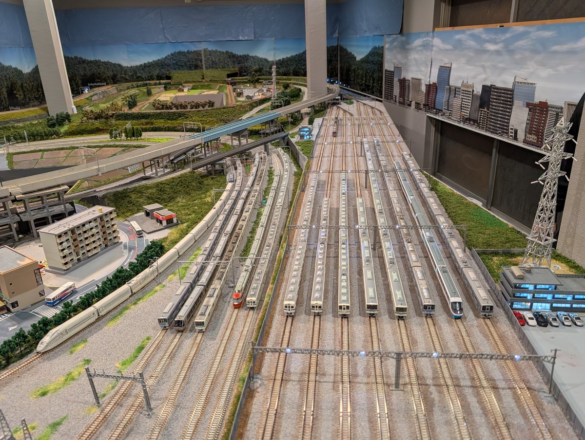 TX2000tukuba's tweet image. KYOの駅さんを使用した、せの鉄さん主催の小田急運転会へ参加して参りました😎

自分はとりあえず形になったメトロ16000系と小田急車は8000形1000形を持参😆

参加者の作品を並べて集合写真😆小田急車両がこんなに並ぶのも圧巻でした👍

この度は素晴らしい時間と貴重な話しをありがとうござました🙇