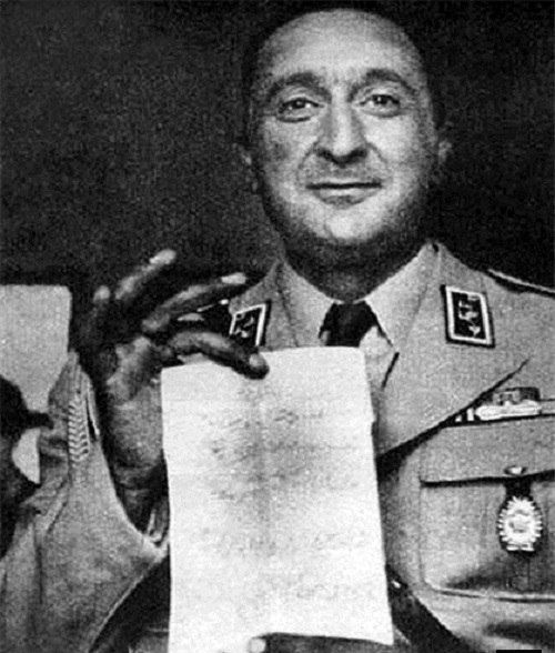 ارتشبد نعمت الله نصیری با خنده حکم عزل مصدق خائن را نشان میدهد