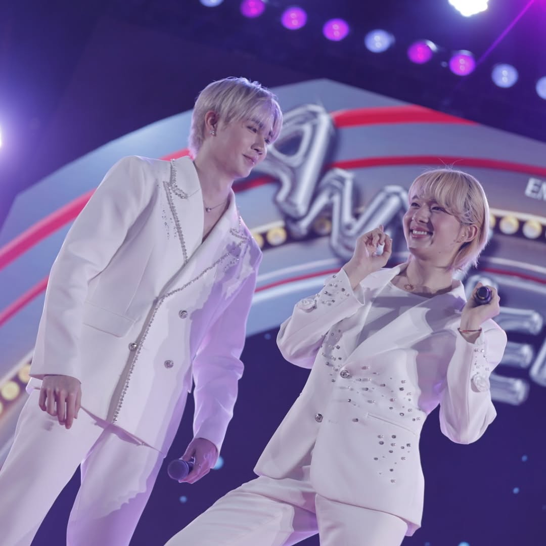 【☁️📷】
 ©️ fb : Emporium Emquartier
 ©️ ig : emporium_emquartier
🗓 : 29.11.2025

ค่ำคืนแห่งความฟินกับคู่จิ้นอันดับหนึ่ง!
บรรยากาศสุดอบอุ่นเมื่อ ซี พฤกษ์ และ นุนิว ชวรินทร์ ขึ้นเวที มอบโมเมนต์หวานใจละลายให้แฟน ๆ ได้เก็บภาพกันรัว ๆ ❤️

#EMAnniversaryxZeeNuNew

— <a href="/CwrNew/">NuNew</a> ♡