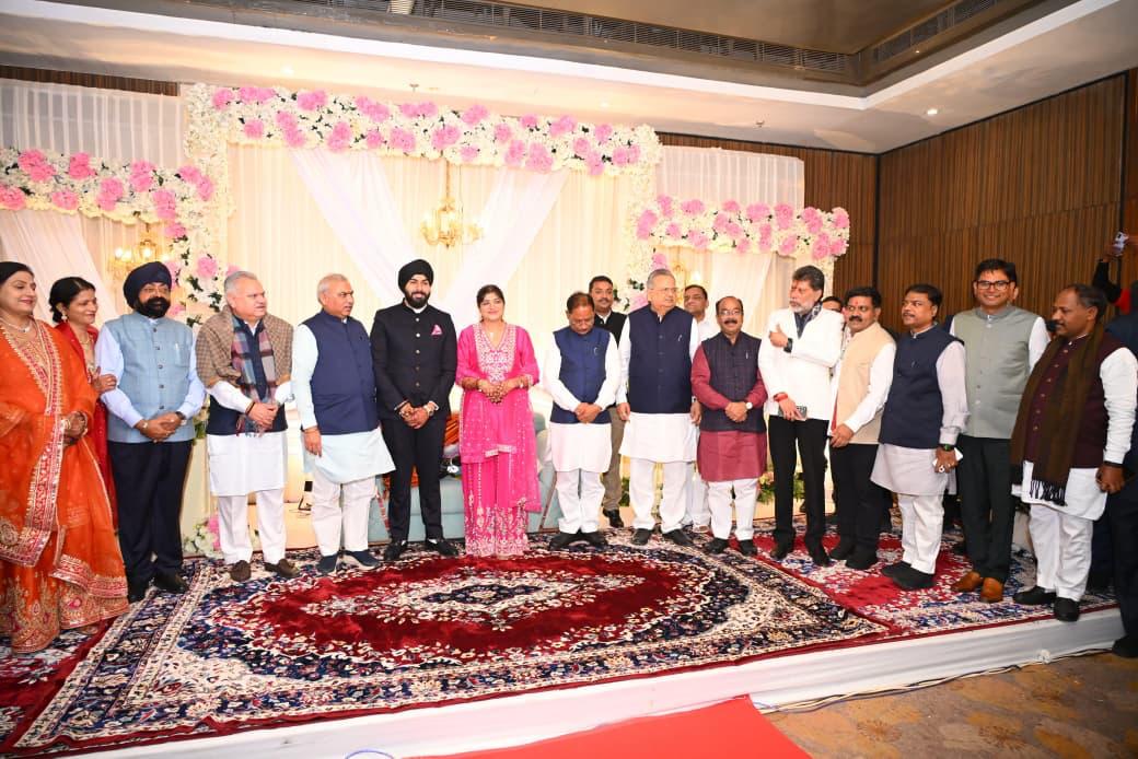 drramansingh's tweet image. आज बिलासपुर में माननीय मुख्यमंत्री श्री @vishnudsai जी समेत कैबिनेट के साथीगण और भाजपा के पदाधिकारियों के साथ पहुँचकर छत्तीसगढ़ राज्य अक्षय ऊर्जा विकास अभिकरण (CREDA) के अध्यक्ष श्री भूपेंद्र सवन्नी जी की सुपुत्री के विवाह कार्यक्रम में शामिल हुआ।

इस शुभ अवसर पर वर–वधू को…