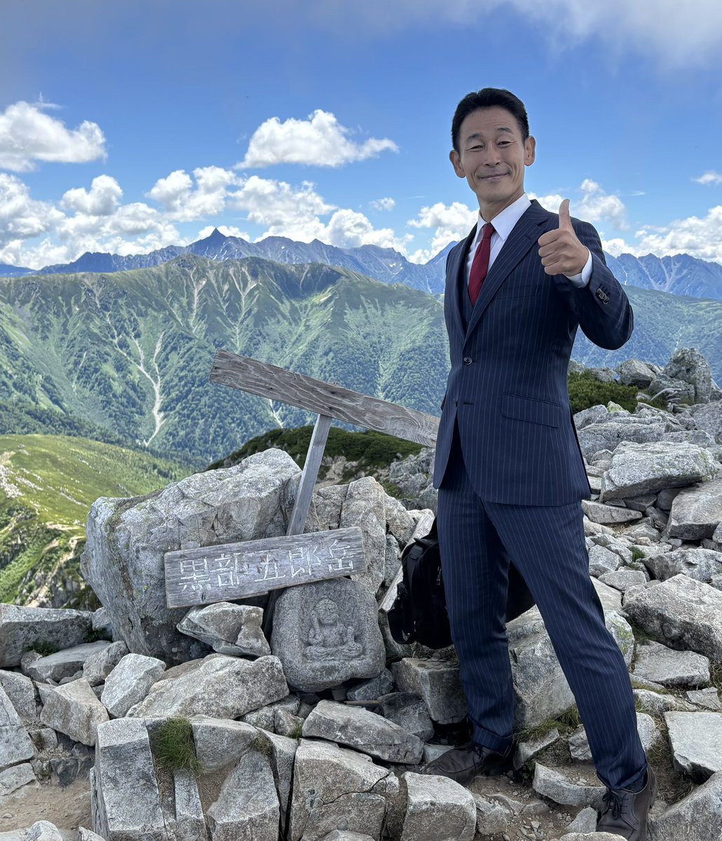 sandarsn's tweet image. 「佐田さんはスーツで山に登るから、伸びるストレッチ素材を使ってるんでしょ？」

よく聞かれますが、逆です。 私が山登りやスキージャンプで着ているのは、一切ストレッチの効かないイタリア製の生地です。

なぜか？…