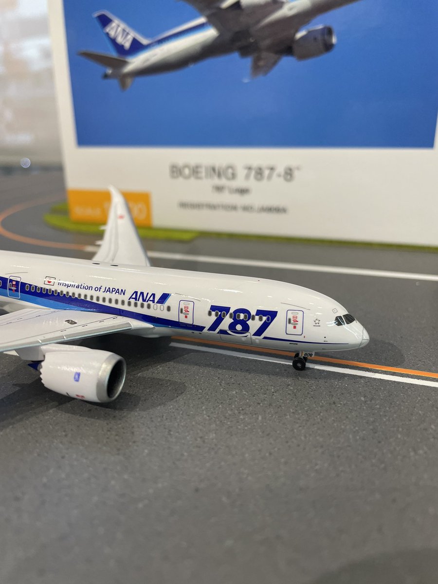 ANA 全日空 B787-8 787ロゴ塗装機 1/400スケール プラ製の完成品です