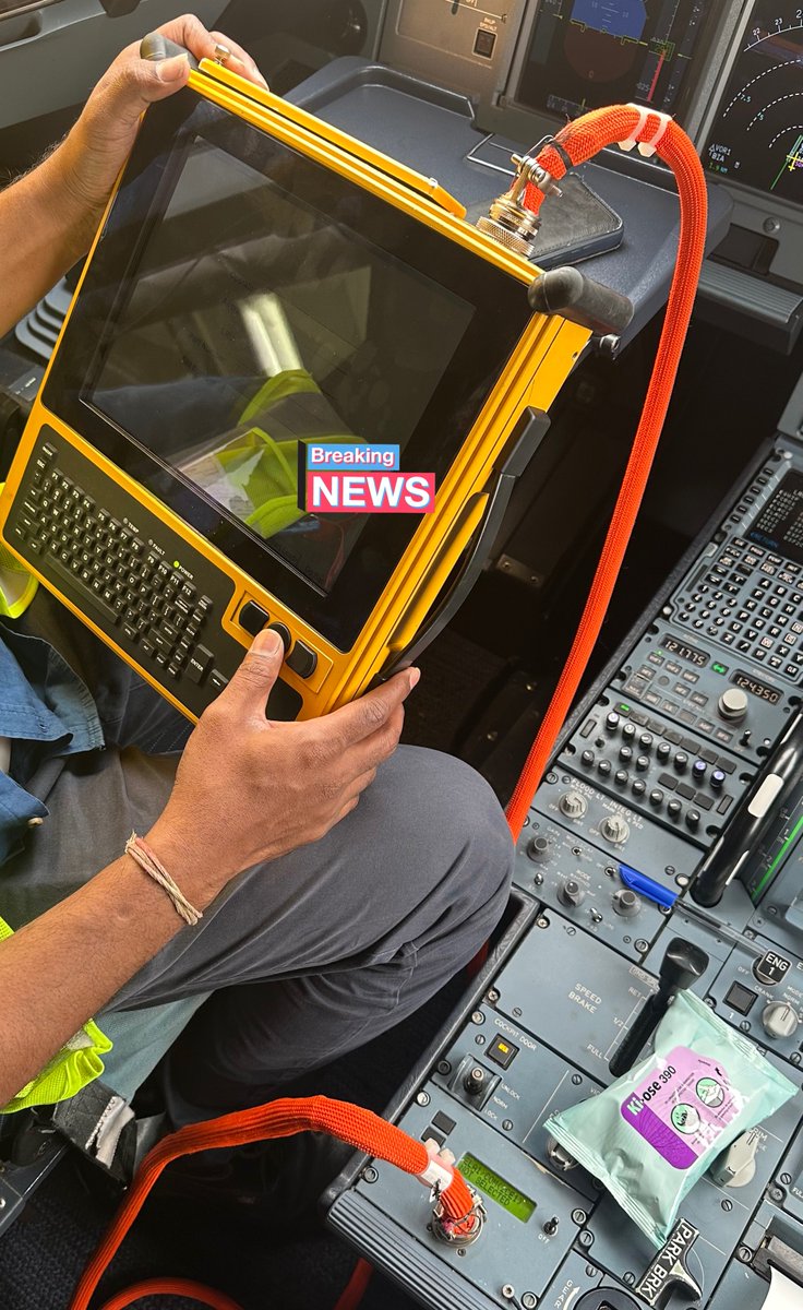 في حال كان عندك فضول حول طريقة تحديث أنظمة طائرات A320..

تتم عملية التحديث عبر اداة تعرف باسم Portable Data Loader"PDL"، وهي أداة يتم استخدامها في صيانة الطائرات وأنظمتها الالكترونية، وتأتي بأحجام مختلفة.

الجهاز الظاهر بالصورة هو PMAT 2000، ويصل سعر المستخدم منه إلى قرابة 30