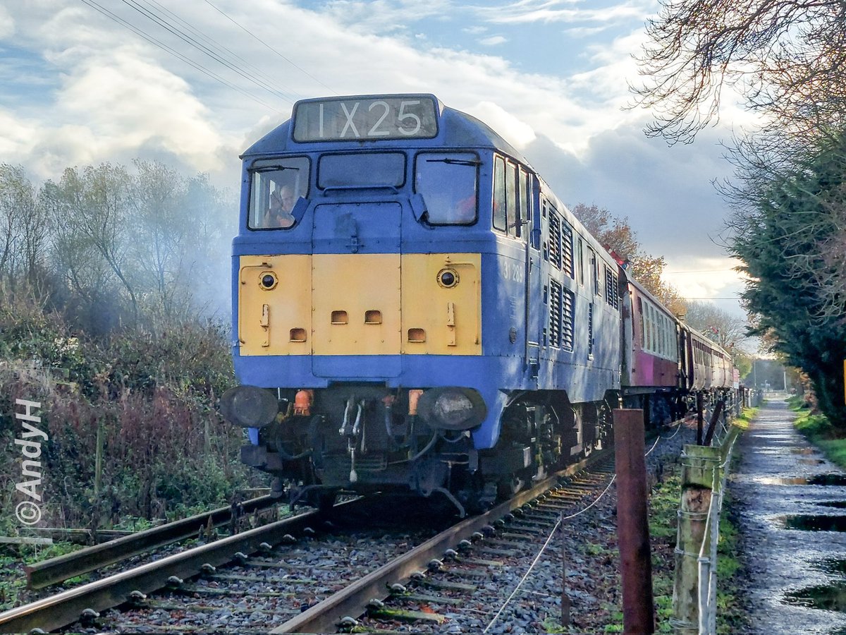 holtona72's tweet image. Today was the Santa Paws event at @NLRailway where dogs (&amp;amp; cats) got a train ride, met Santa &amp;amp; got a present. 31289 was providing the traction all day, seen here leaving Boughton, &amp;amp; yes #SummerTheDog was there along with a couple of her furry friends 🐾🐾 #NLR #SantaPaws 29/11/25
