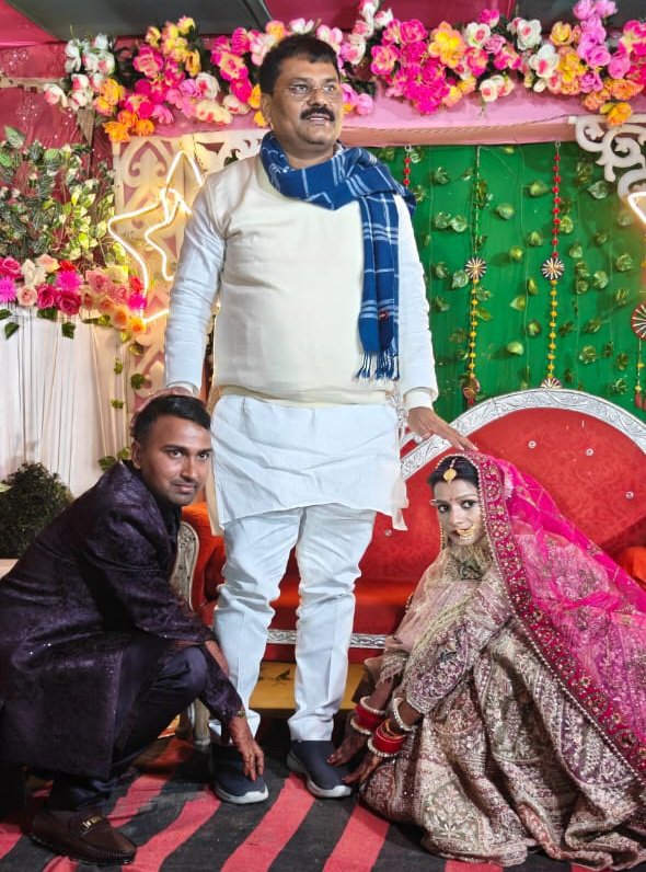 JDUUmeshSingh's tweet image. वैशाली ज़िलान्तर्गत सहदेई बुजुर्ग प्रखंड के चैनपुर बघेल में श्री कैलाश सिंह कुशवाहा जी के यहाँ आयोजित वर–वधू स्वागत समारोह में सम्मिलित होकर नवविवाहित जोड़े को शुभाशीष एवं मंगलमय वैवाहिक जीवन की हार्दिक शुभकामनाएँ प्रेषित कीं।