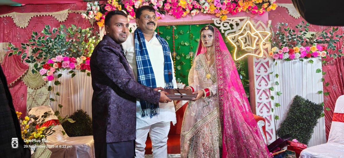 JDUUmeshSingh's tweet image. वैशाली ज़िलान्तर्गत सहदेई बुजुर्ग प्रखंड के चैनपुर बघेल में श्री कैलाश सिंह कुशवाहा जी के यहाँ आयोजित वर–वधू स्वागत समारोह में सम्मिलित होकर नवविवाहित जोड़े को शुभाशीष एवं मंगलमय वैवाहिक जीवन की हार्दिक शुभकामनाएँ प्रेषित कीं।