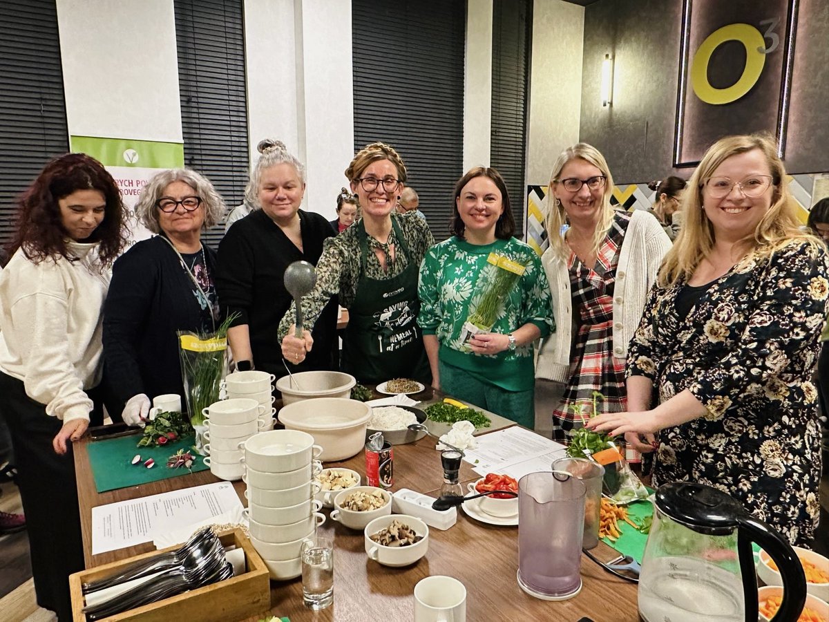 ProVeg_Int's tweet image. Last week, ProVeg Poland hosted a #PlantBased cooking workshop that brought together representatives from business, media, &amp;amp; healthy-lifestyle community. The goal was simple: show how sustainable, accessible, tasty, and practical plant-rich food can be. 🇵🇱🌱