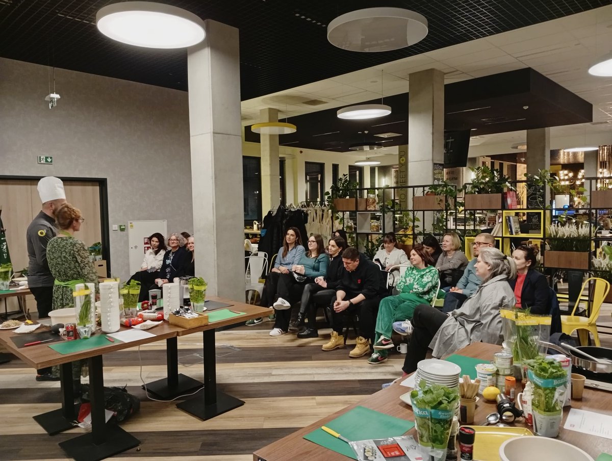 ProVeg_Int's tweet image. Last week, ProVeg Poland hosted a #PlantBased cooking workshop that brought together representatives from business, media, &amp;amp; healthy-lifestyle community. The goal was simple: show how sustainable, accessible, tasty, and practical plant-rich food can be. 🇵🇱🌱