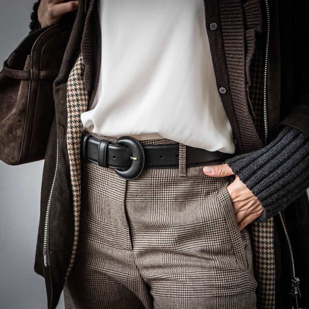 Schlicht, aber mit Wirkung.
Der Gürtel von Gavazzeni zeigt, wie viel ein einziges Detail ausmachen kann. Die weiche Lederqualität, die markante ovale Schließe und das klare Design machen ihn zu einem täglichen Begleiter, der jedes Outfit aufwertet – ganz… instagr.am/p/DRpXRhsjbrj/