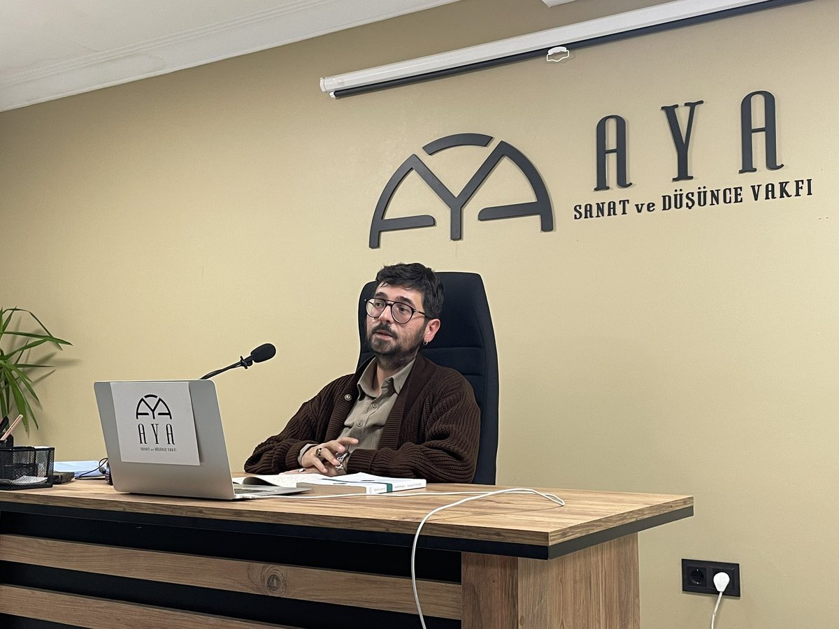 “Dostluk, Vefa, Muhabbet” programı başladı. Yağız Gönüler, Sâmiha Ayverdi’yle Annemarie Schimmel’in mektuplarını anlatıyor.

“Biz seninle ezel aşinasıyız.”