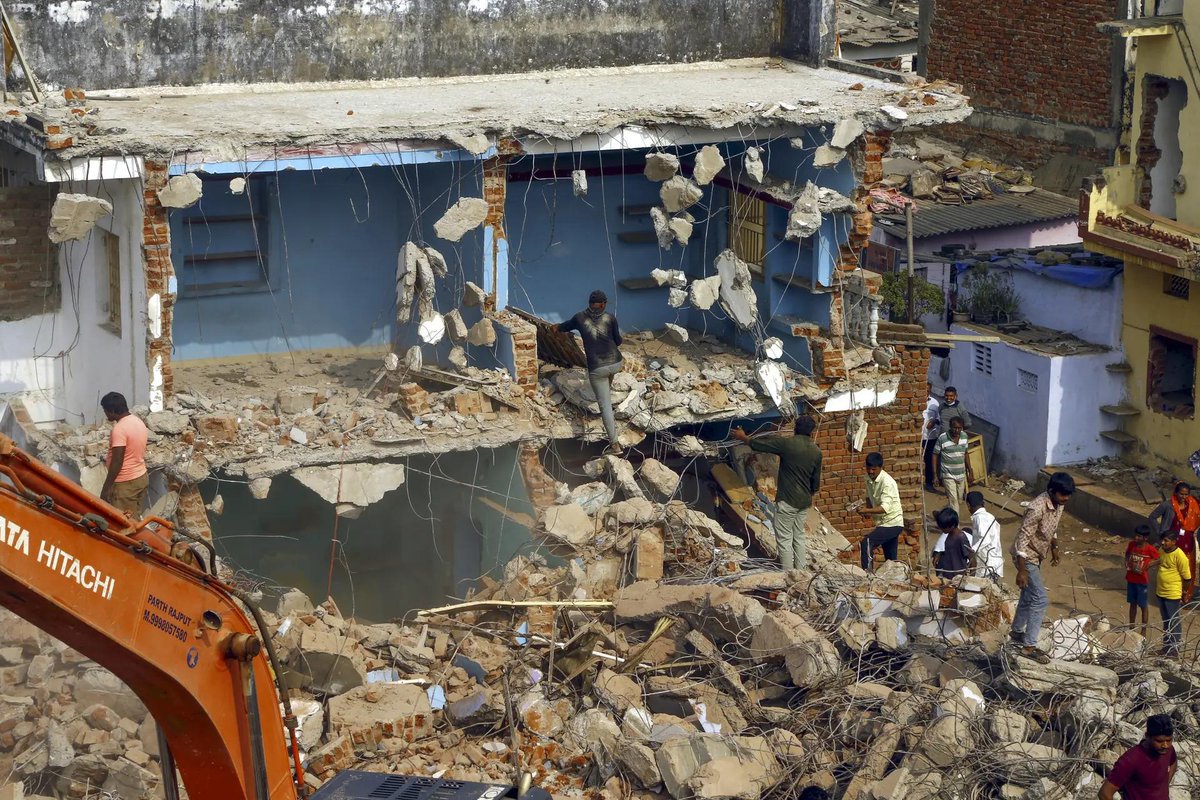 timesofindia's tweet image. #InPics | The Ahmedabad Municipal Corporation (AMC) carried out a demolition drive near Narendra Modi Stadium on Saturday to remove illegal encroachments in the area. 

#Ahmedabad #AMC #DemolitionDrive