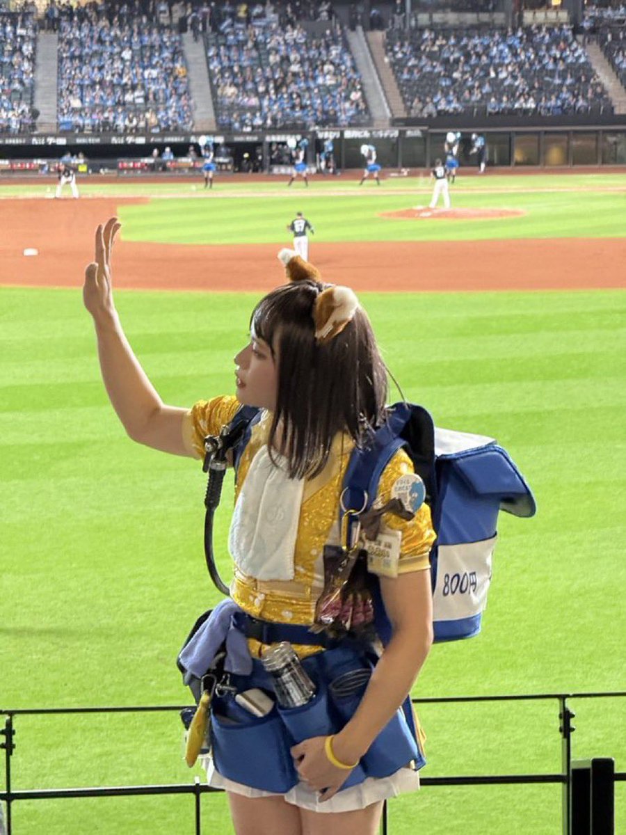 葵（Aoi）▷ファイターズ&レバンガ ビール売り子