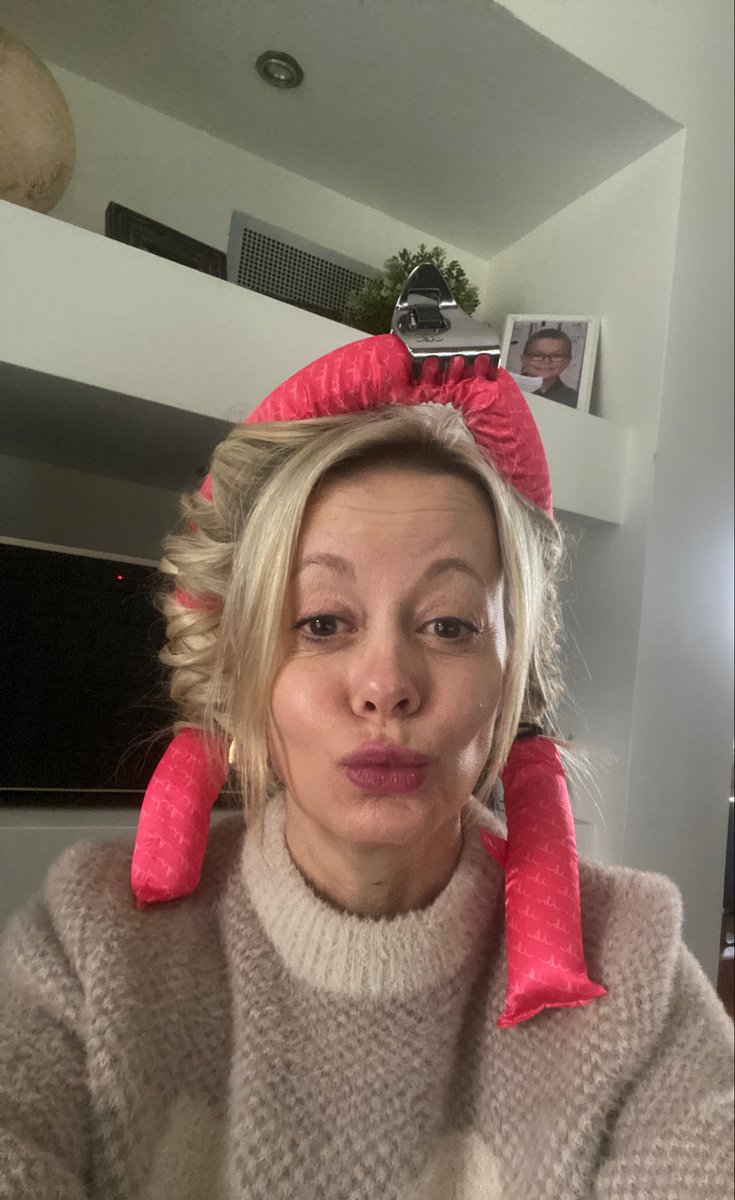 Ben mijn haar aan het krullen 🥰🤪🥳