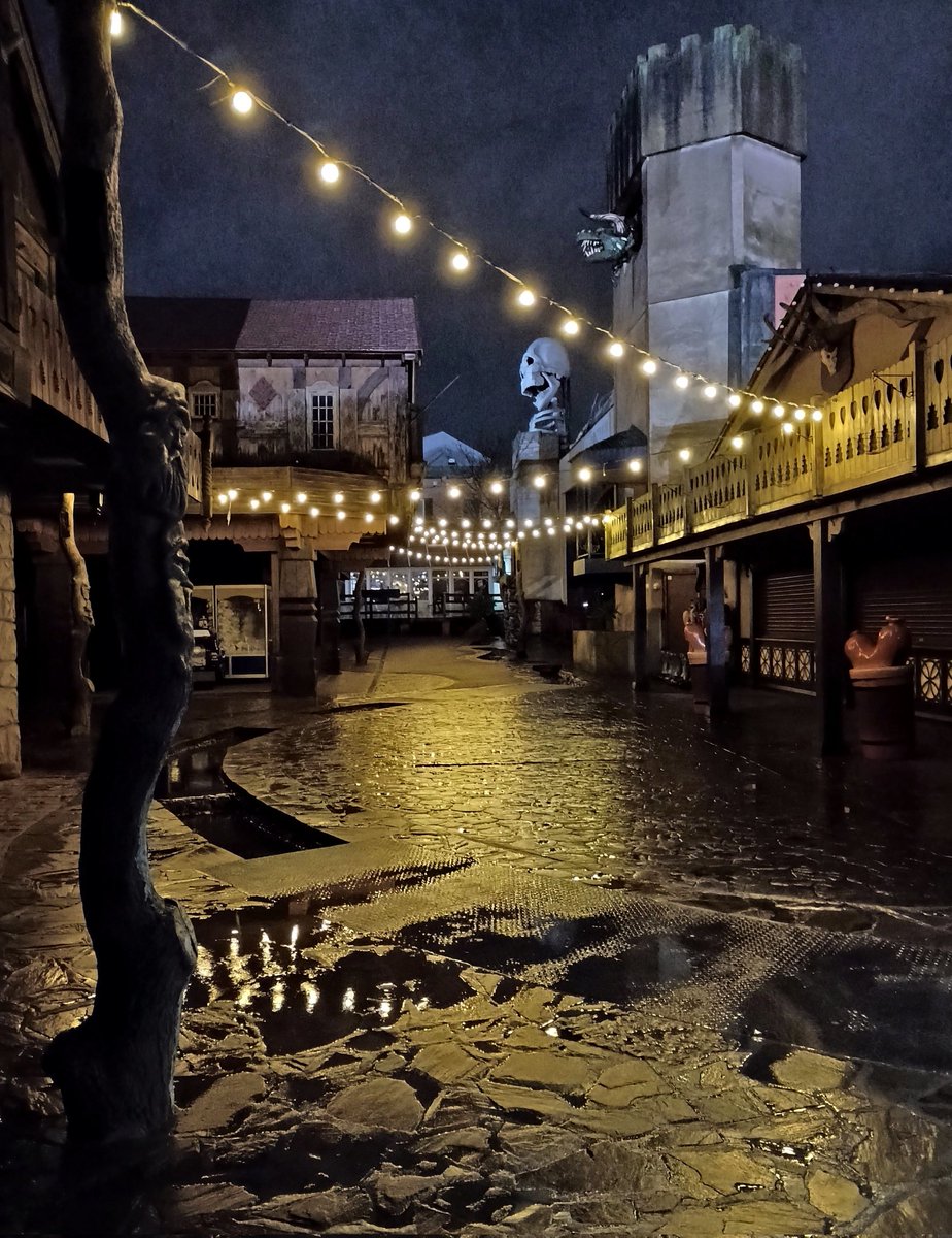 🄻🄰🅄🅁🄰 tweet media