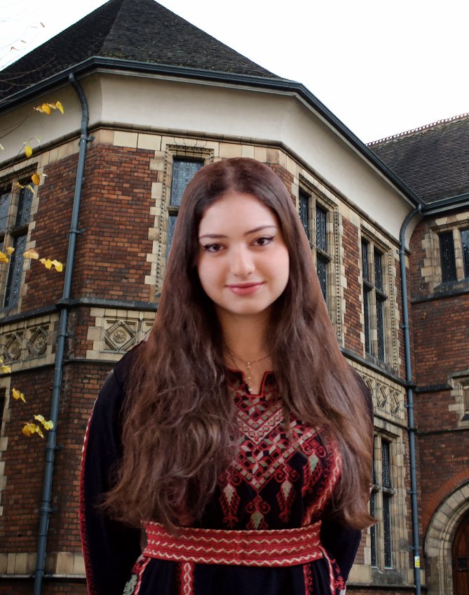 SamanthaTaghoy's tweet image. You thought George Abaraonye was bad? Well, meet the woman who is set to replace him.

Arwa Elrayess is a current Oxford student and close ally of the disgraced former President-Elect.

After Abaraonye was ousted for 𝙘𝙚𝙡𝙚𝙗𝙧𝙖𝙩𝙞𝙣𝙜 𝙩𝙝𝙚 𝙖𝙨𝙨𝙖𝙨𝙨𝙞𝙣𝙖𝙩𝙞𝙤𝙣 𝙤𝙛…