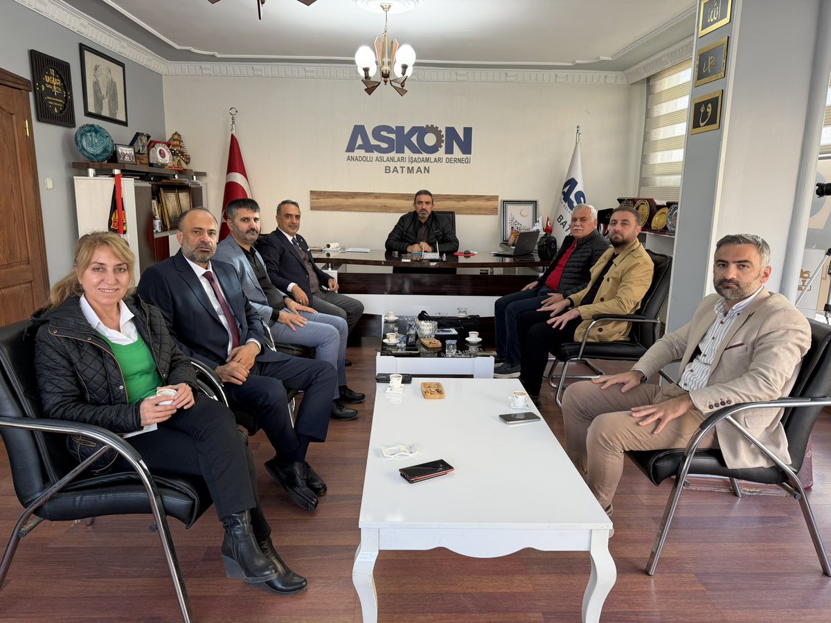 selmannasiroglu's tweet photo. Beraber siyaset yaptığım 24.dönem Diyarbakır milletvekili kıymetli dostum @cumaicten bizleri ziyaret etti,eski günlerimizi yad yettik,ziyaretleri beni ziyadesiyle mutlu etti. https://t.co/Pr8OWJ043s