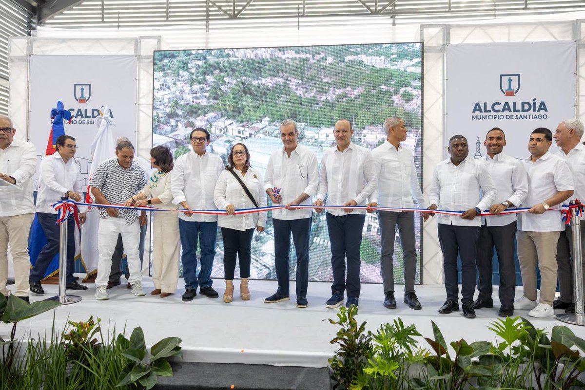 PresidenciaRD's tweet photo. Un espacio moderno para impulsar el deporte. ⛹️‍♀️
El Pdte. @LuisAbinader, junto con el alcalde de #Santiago, @UlisesRodg, entregó el polideportivo “Club Mirador Yagüita de Pastor”, destinado al deporte y a la convivencia comunitaria.
➡️ El techado fue solicitado por más de 30 años. https://t.co/nfIrVSDEJ6