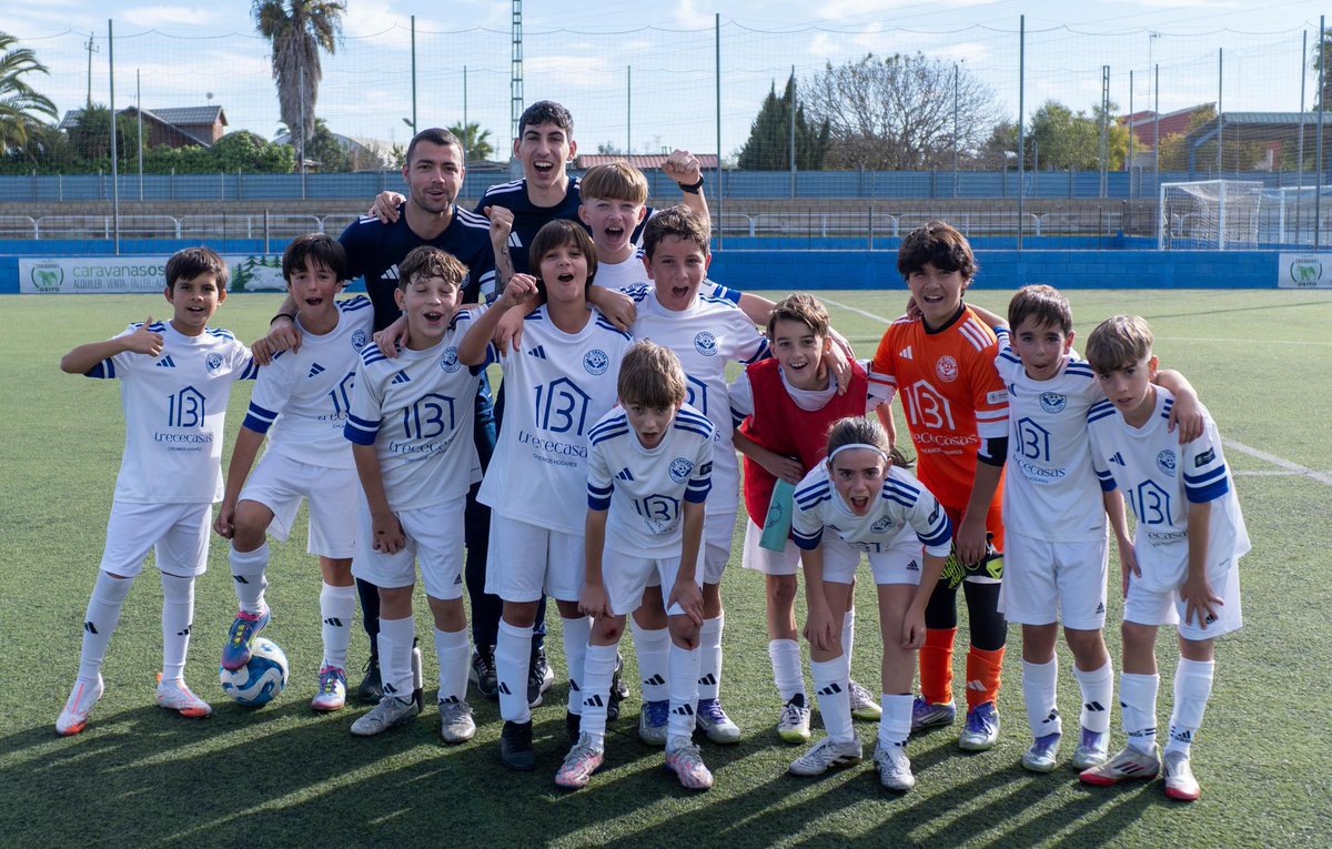 CFCRACKS's tweet image. Gran jornada para los 4 alevines @CFCRACKS que disputaban sus partidos ligueros este sábado. C,D,F y G, los 4 han conseguido la victoria.
VAMOS CRACKS!!! ⚪️🔵👏👏👏