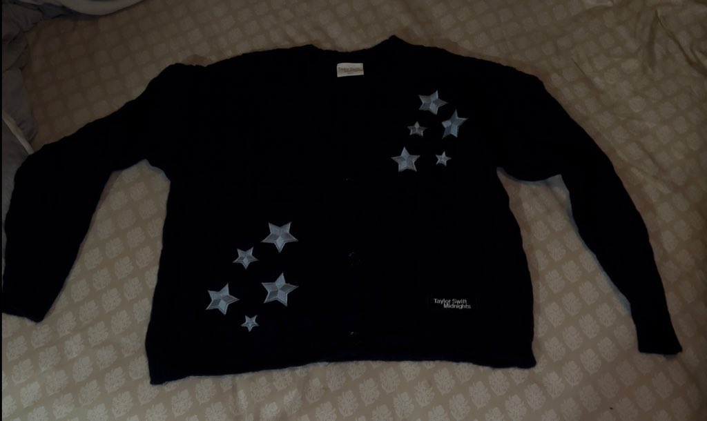 brknmirrorball's tweet image. i’m only asking for face value because i want this to go to a swiftie who couldn’t get it before. just pay shipping. i’ll send it out today or monday. 

if no one buys it by monday im gonna return it.