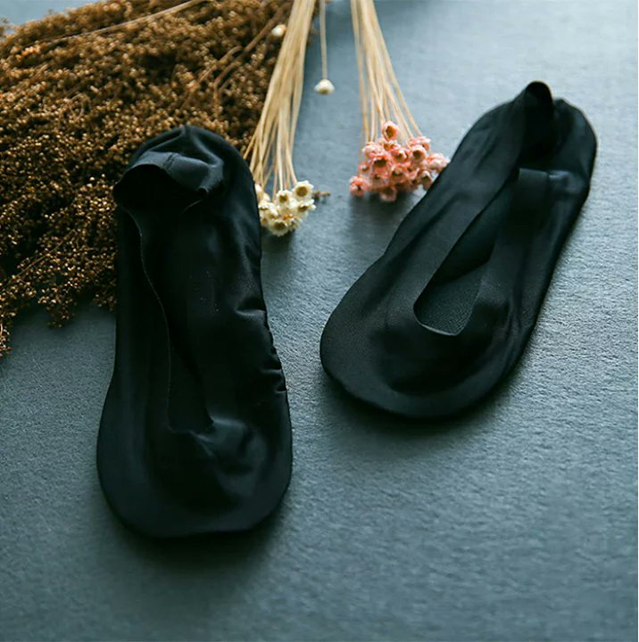 ガチで足が泣いて喜ぶ。この靴下、ソックス一体型で足裏まくら。ヒールで1万歩歩いても、夕方の地獄タイム来ない。あった。最適解。