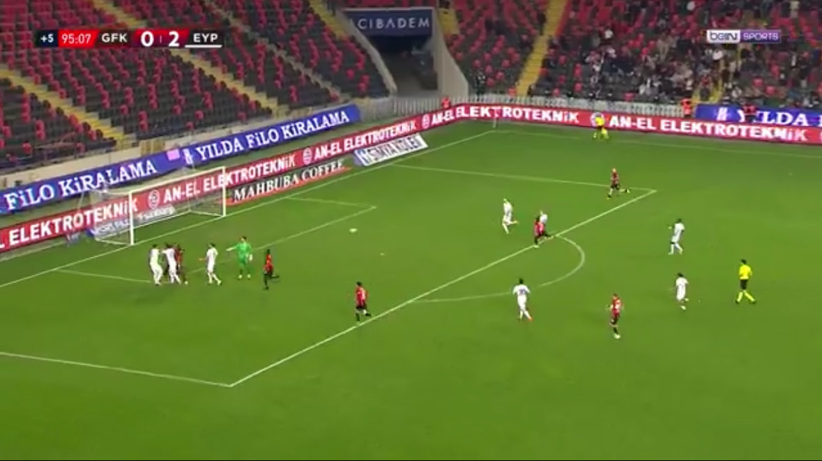 Türkiye Süper Ligi, dünyanın en komik ligi.. 

Kaleci dahil herkes kavgaya karışıyor ve boş kaleye gol atılıyor 

#GFKvEYP