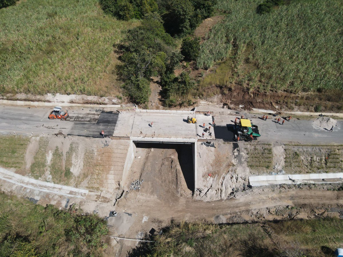 FOVIALITO's tweet photo. Hemos iniciado la colocación de carpeta asfáltica en el puente La Quebradora, como parte del proyecto de pavimentación desde cantón El Coco a la frontera con Guatemala. 🇸🇻🚜 https://t.co/UICQIUuYoN