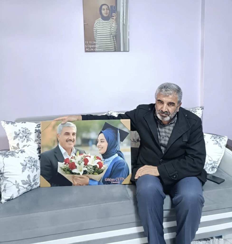 Rojin Kabaiş’in babası Nizamettin amcamız “ben yoksul olduğum için mi Rojin’in sesini kimse duymuyor” demiş.

Hayır! Tam aksine yere göğe Rojin’in sesini ve senin haklı mücadeleni duyuracağız.

Gören herkes tweetin altına en az 1 kez yazsın: #BenRojin