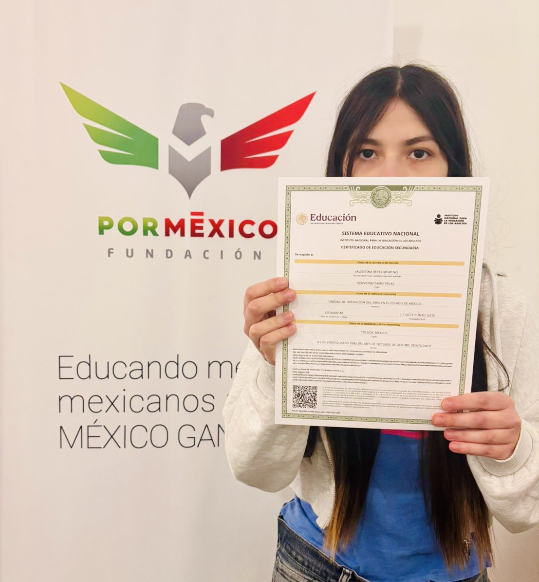 PorMexicoF's tweet image. ¡Felicidades, Valentina 👏🏻👏🏻!

En #FundaciónPorMéxico celebramos a nuestra beneficiaria del #AulaGICSAPorMéxico por concluir su #Secundaria, y obtener su certificado de la @SEP_mx y el @INEAmx.

¡Tu constancia y esfuerzo inspiran! 
.
.
.
.
#Educación #Huixquilucan #Edomex