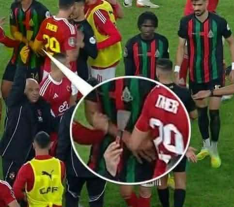 صحيفة موندو ديبورتيفو الإسبانية 📰🇪🇸

شهدت الجولة الثانية من دوري أبطال أفريقيا لقطة أشبه بمشهد من فيلم سينمائي ، خلال مباراة الأهلي المصري والجيش الملكي المغربي.🎬⚠️

حيث تعرّض تريزيجيه لهجوم خطير بعدما قام أحد المشجعين بإلقاء سكـ ـين تجاهه وسط المباراة 😨.

والأسوأ من ذلك…