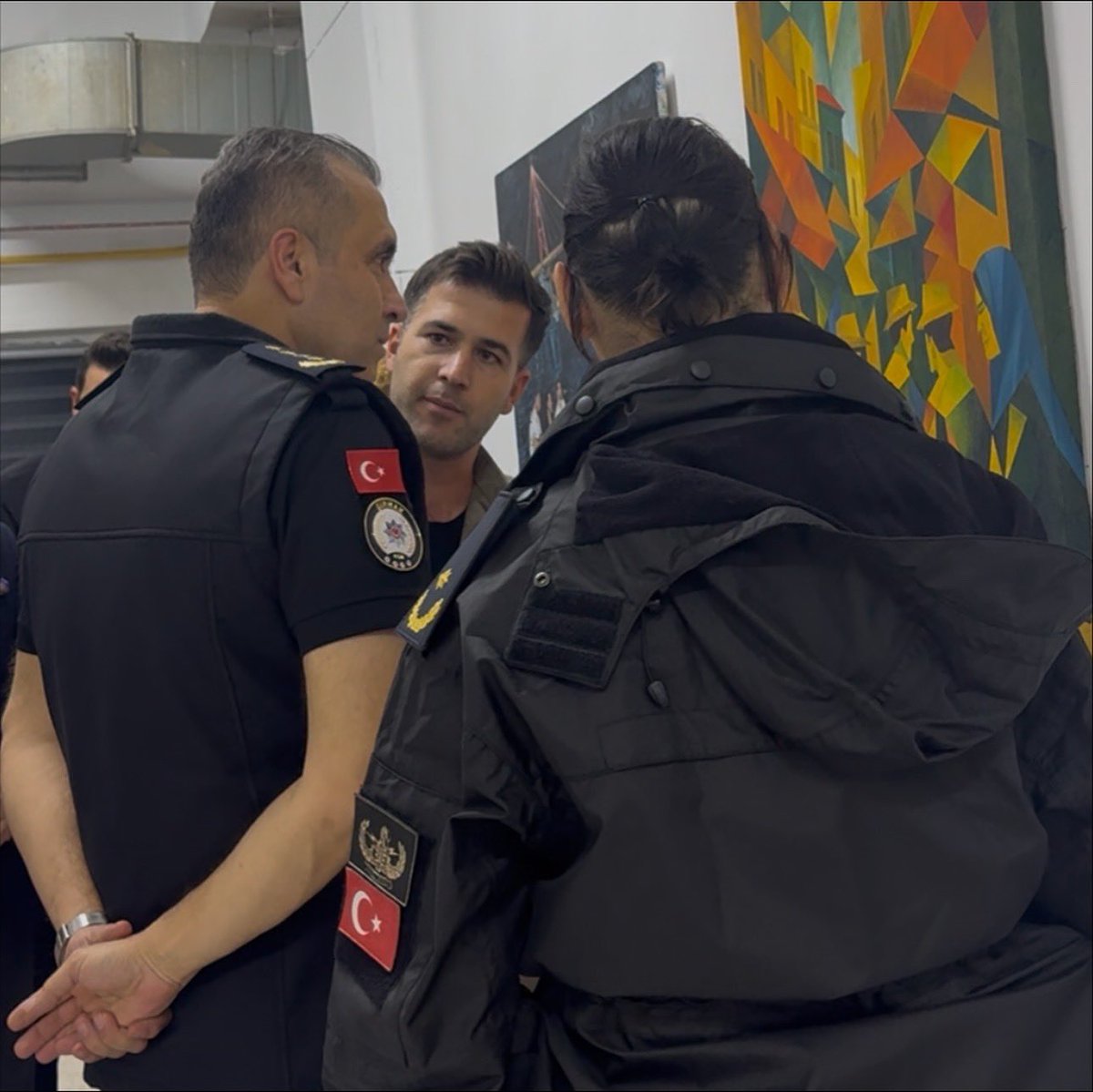 Polis, Devletin Üniforma Giymiş Şeklidir. 
Polise Yapılan Fiziki, Sözlü Saldırılar, Sıkılan Kurşunun Hedefi Devlettir. Siyaset Üstü Tüm Vatanseverleri Volkan Sazak Müdürüme Sahip Çıkmaya Davet Ediyoruz. 
#VolkanSazakYalnızDeğildir