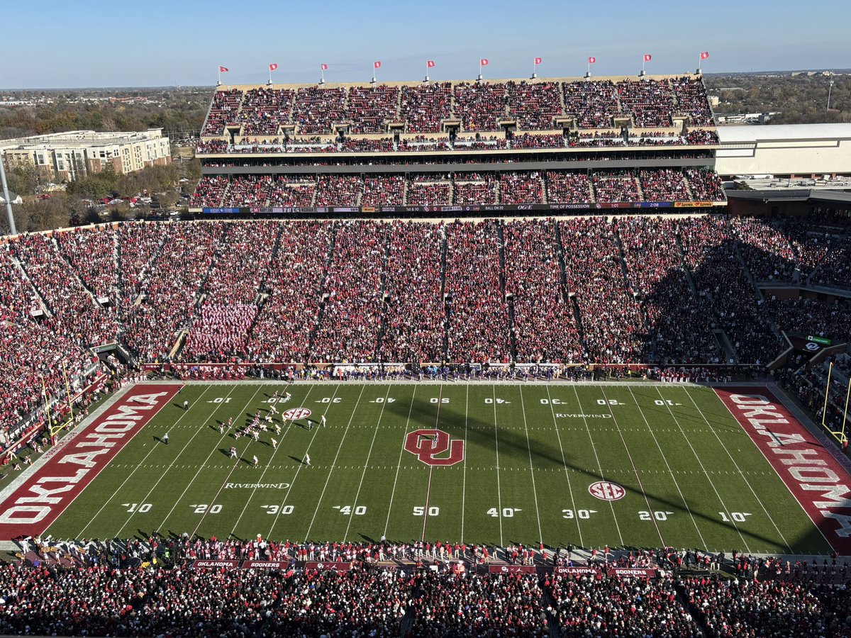MattyRom's tweet image. Can we show some love for the @OU_Athletics Grounds Team? Nearly December and Owen Field is LEGIT!
