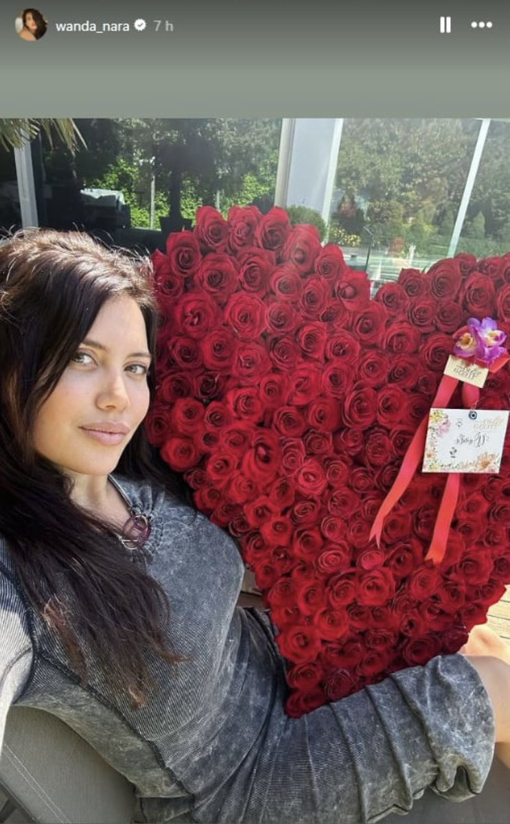 simonalov's tweet image. A la amante le regala todo lo mismo q le regaló a su mujer @MauroIcardi repite patrones como todo psicopata