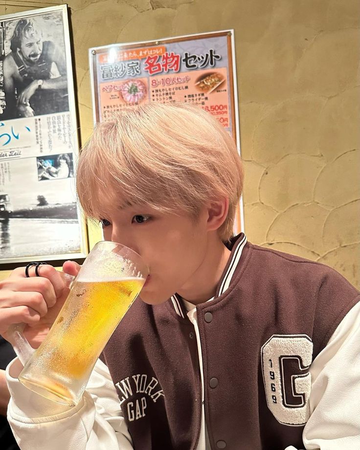 windongko's tweet photo. ₊ · ͟͟͞͞➳ 梦 ♡. ° ୭̥.            ᴅᴏɴɢ sɪᴄʜᴇɴɢ 
✩₊̣̇. ੈ ♡ ˳ 
˚ ✫ ˚.          Ура! Выходные! Вышел 
. ·       в бар с друзьями и выпил
˚     немного пива (наконец-то)

А вы как проводите выходные?? Не скучаете?? https://t.co/ezr9xLdKWE