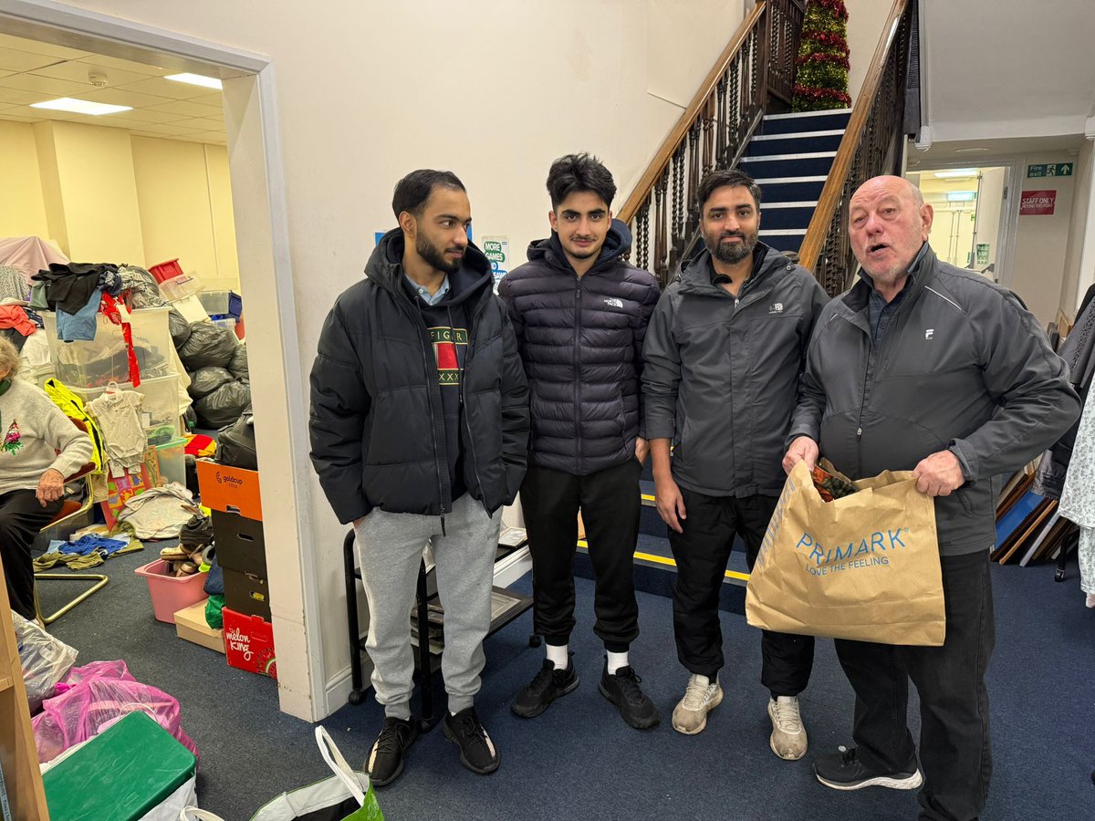 As Muslims, we’re taught that giving is a blessing. 
Grateful to have donated clothes to New Hope Charity in Watford today. Small acts, big impact. 🤲✨
#Charity #GivingBack #Ahmadiyya #TrueIslam
