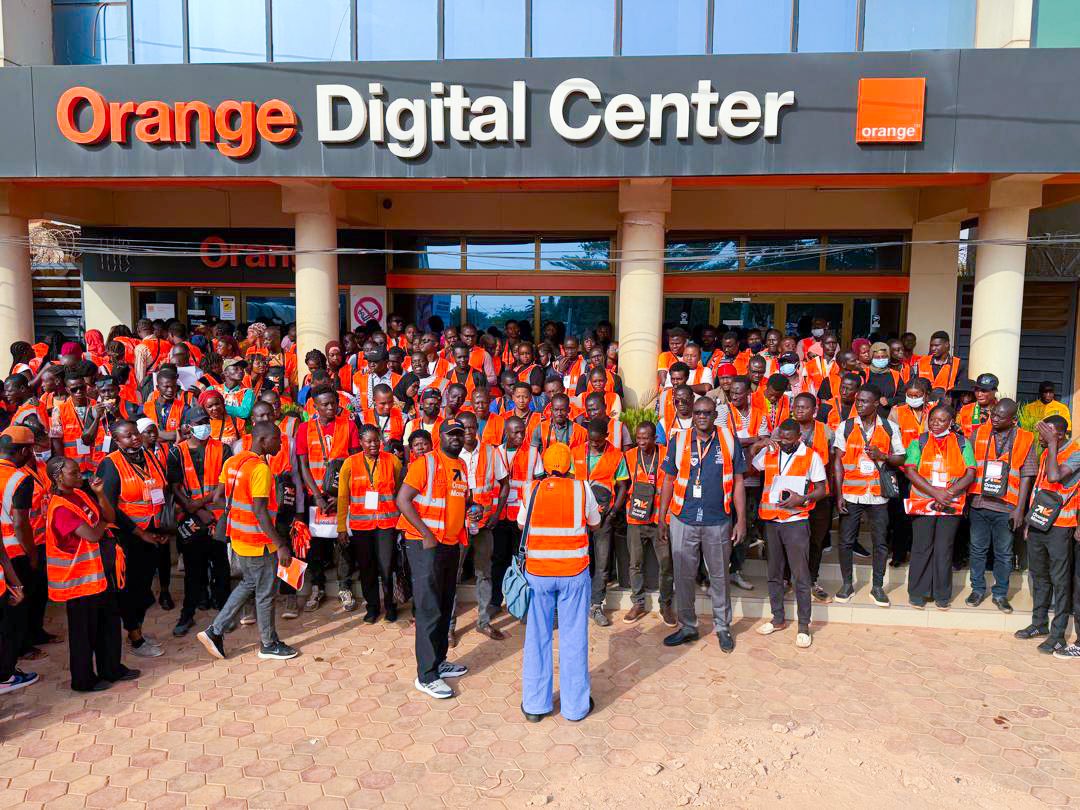 OrangeBurkina's tweet photo. Du Centre, en passant par l’Ouest, le Nord, le Nord-Est et le Centre-Ouest, nous avons mené ce 29 novembre 𝐮𝐧𝐞 𝐨𝐩𝐞́𝐫𝐚𝐭𝐢𝐨𝐧 𝐝𝐞 𝐩𝐫𝐨𝐱𝐢𝐦𝐢𝐭𝐞́ 𝐬𝐢𝐦𝐮𝐥𝐭𝐚𝐧𝐞́𝐞 𝐩𝐨𝐮𝐫 𝐧𝐨𝐮𝐬 𝐫𝐚𝐩𝐩𝐫𝐨𝐜𝐡𝐞𝐫 𝐞𝐧𝐜𝐨𝐫𝐞 𝐝𝐚𝐯𝐚𝐧𝐭𝐚𝐠𝐞 𝐝𝐞 𝐯𝐨𝐮𝐬 𝐞𝐭 𝐫𝐞𝐬𝐭𝐞𝐫 𝐚̀ 𝐯𝐨𝐭𝐫𝐞 𝐞́𝐜𝐨𝐮𝐭𝐞.

À travers cette initiative, Orange Money réaffirme son engagement constant à être à vos côtés et à répondre efficacement à vos besoins.

Orange Money Ne maam, au plus près de vous !
#OrangeBurkina #FiersDEtreBurkinabè #OrangeEstLà