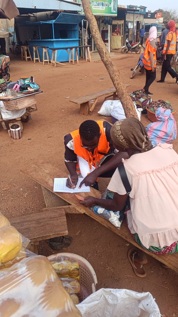 OrangeBurkina's tweet photo. Du Centre, en passant par l’Ouest, le Nord, le Nord-Est et le Centre-Ouest, nous avons mené ce 29 novembre 𝐮𝐧𝐞 𝐨𝐩𝐞́𝐫𝐚𝐭𝐢𝐨𝐧 𝐝𝐞 𝐩𝐫𝐨𝐱𝐢𝐦𝐢𝐭𝐞́ 𝐬𝐢𝐦𝐮𝐥𝐭𝐚𝐧𝐞́𝐞 𝐩𝐨𝐮𝐫 𝐧𝐨𝐮𝐬 𝐫𝐚𝐩𝐩𝐫𝐨𝐜𝐡𝐞𝐫 𝐞𝐧𝐜𝐨𝐫𝐞 𝐝𝐚𝐯𝐚𝐧𝐭𝐚𝐠𝐞 𝐝𝐞 𝐯𝐨𝐮𝐬 𝐞𝐭 𝐫𝐞𝐬𝐭𝐞𝐫 𝐚̀ 𝐯𝐨𝐭𝐫𝐞 𝐞́𝐜𝐨𝐮𝐭𝐞.

À travers cette initiative, Orange Money réaffirme son engagement constant à être à vos côtés et à répondre efficacement à vos besoins.

Orange Money Ne maam, au plus près de vous !
#OrangeBurkina #FiersDEtreBurkinabè #OrangeEstLà