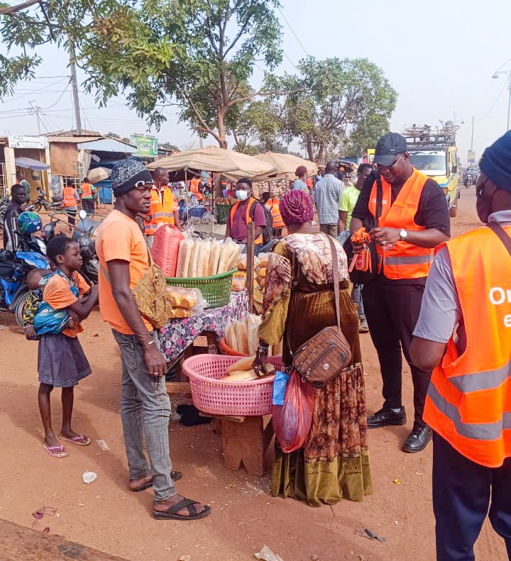 OrangeBurkina's tweet photo. Du Centre, en passant par l’Ouest, le Nord, le Nord-Est et le Centre-Ouest, nous avons mené ce 29 novembre 𝐮𝐧𝐞 𝐨𝐩𝐞́𝐫𝐚𝐭𝐢𝐨𝐧 𝐝𝐞 𝐩𝐫𝐨𝐱𝐢𝐦𝐢𝐭𝐞́ 𝐬𝐢𝐦𝐮𝐥𝐭𝐚𝐧𝐞́𝐞 𝐩𝐨𝐮𝐫 𝐧𝐨𝐮𝐬 𝐫𝐚𝐩𝐩𝐫𝐨𝐜𝐡𝐞𝐫 𝐞𝐧𝐜𝐨𝐫𝐞 𝐝𝐚𝐯𝐚𝐧𝐭𝐚𝐠𝐞 𝐝𝐞 𝐯𝐨𝐮𝐬 𝐞𝐭 𝐫𝐞𝐬𝐭𝐞𝐫 𝐚̀ 𝐯𝐨𝐭𝐫𝐞 𝐞́𝐜𝐨𝐮𝐭𝐞.

À travers cette initiative, Orange Money réaffirme son engagement constant à être à vos côtés et à répondre efficacement à vos besoins.

Orange Money Ne maam, au plus près de vous !
#OrangeBurkina #FiersDEtreBurkinabè #OrangeEstLà