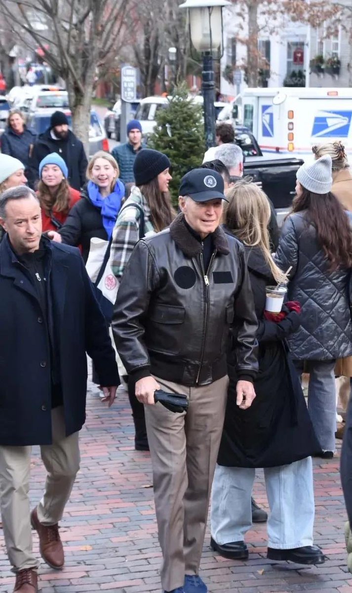 covie_93's tweet image. I&apos;m confused because according to Jake Tapper Biden should be in a wheelchair by now....