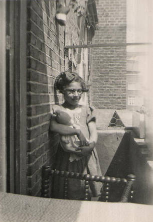 AuschwitzMuseum's tweet image. 29 November 1930 | A Dutch Jewish girl, Rosette Overst, was born in Amsterdam.

In August 1942 she was deported to #Auschwitz and murdered in a gas chamber after the selection.
---

A short video about gas chambers and crematoria of the Auschwitz camp: youtu.be/-A05i25j9Ck