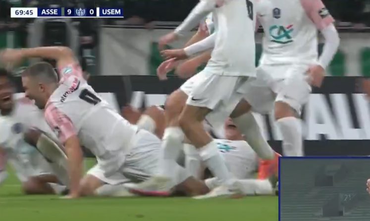 Il a réalisé notre rêve à tous ptdr. Marquer à Geoffroy-Guichard, sur coup franc en plus, et provoquer une descente d’un Kop. Bravo Ecotay, bravo Jules Vial ! 💚