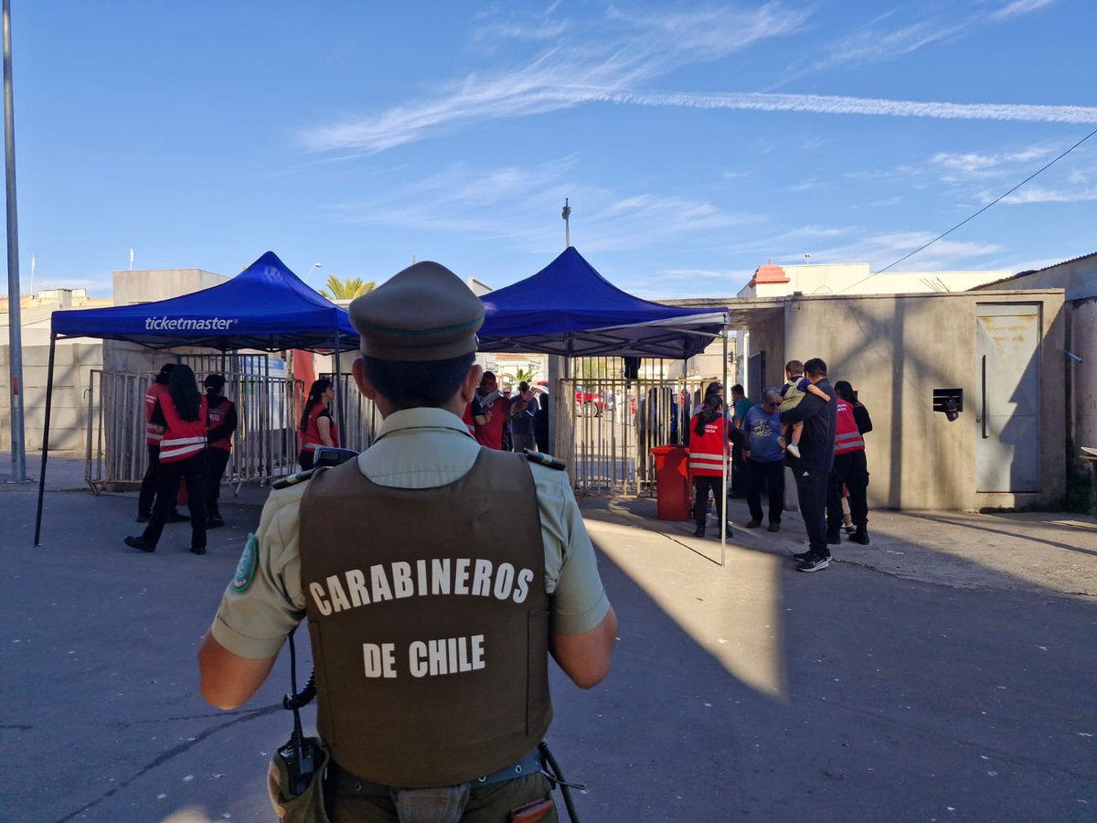 CarabCoquimbo's tweet image. Porque nuestro compromiso es con tu seguridad 🚨🚔🧑‍🧑‍🧒, nuestros Carabineros se encuentran desplegados en el #EstadioLaPortada de #LaSerena, para el encuentro deportivo ⚽️ entre #CDLS y Palestino. #OrdenyPatria