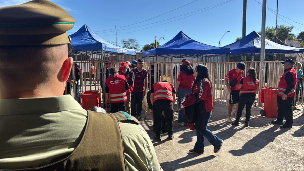 CarabCoquimbo's tweet image. Porque nuestro compromiso es con tu seguridad 🚨🚔🧑‍🧑‍🧒, nuestros Carabineros se encuentran desplegados en el #EstadioLaPortada de #LaSerena, para el encuentro deportivo ⚽️ entre #CDLS y Palestino. #OrdenyPatria
