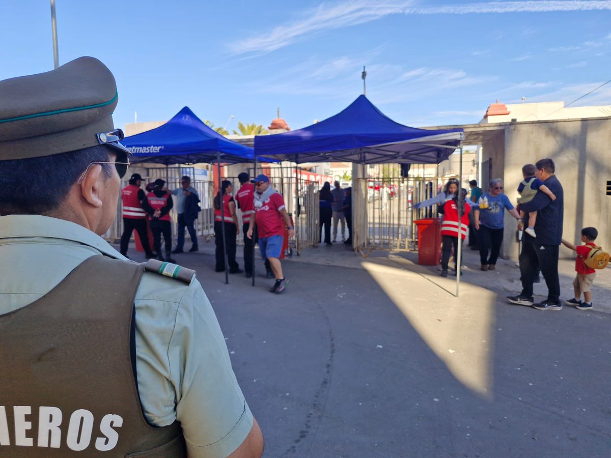 CarabCoquimbo's tweet image. Porque nuestro compromiso es con tu seguridad 🚨🚔🧑‍🧑‍🧒, nuestros Carabineros se encuentran desplegados en el #EstadioLaPortada de #LaSerena, para el encuentro deportivo ⚽️ entre #CDLS y Palestino. #OrdenyPatria