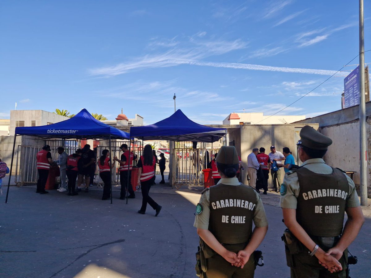 CarabCoquimbo's tweet image. Porque nuestro compromiso es con tu seguridad 🚨🚔🧑‍🧑‍🧒, nuestros Carabineros se encuentran desplegados en el #EstadioLaPortada de #LaSerena, para el encuentro deportivo ⚽️ entre #CDLS y Palestino. #OrdenyPatria