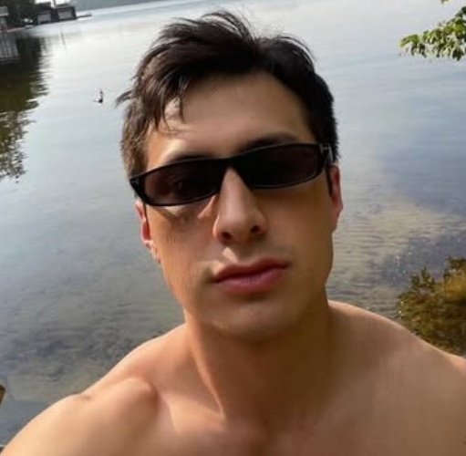 hudson looks so bitchy in sunglasses and i think that's really hot i wanna grab his boobs