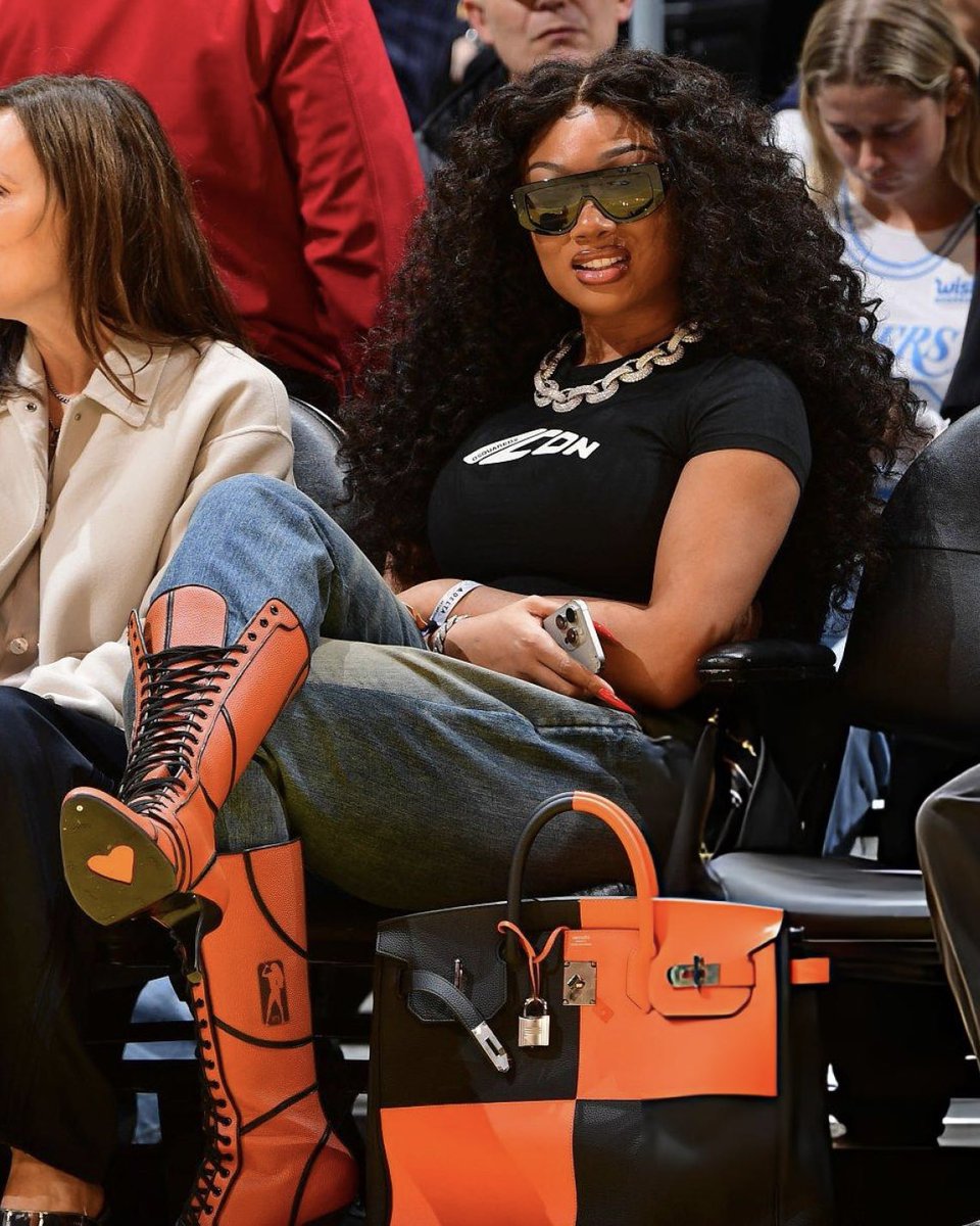 sadhotgirI's tweet image. no wag has ever been this fly before